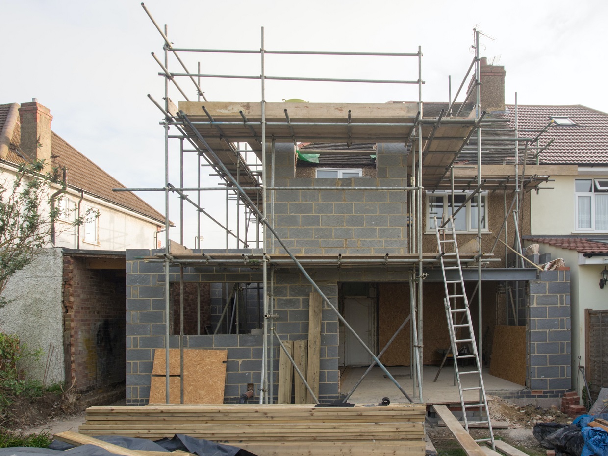 Budowa domu – kwestie prawne i formalne, których warto się dowiedzieć przed rozpoczęciem prac