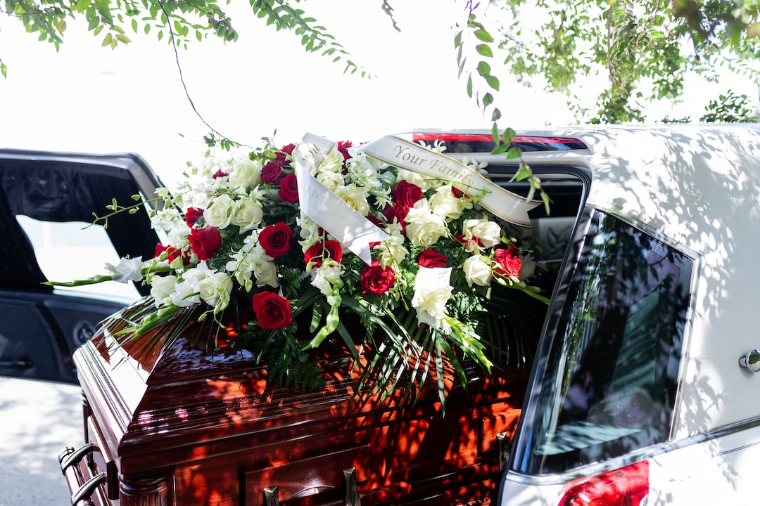 Florystyka pogrzebowa: W jaki sposób wyrazić współczucie poprzez kwiaty?