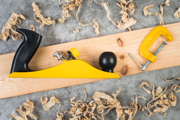 Jak zakupić odpowiednie narzędzia do łączenia konstrukcji drewnianych? Poradnik dla cieśli i stolarzy