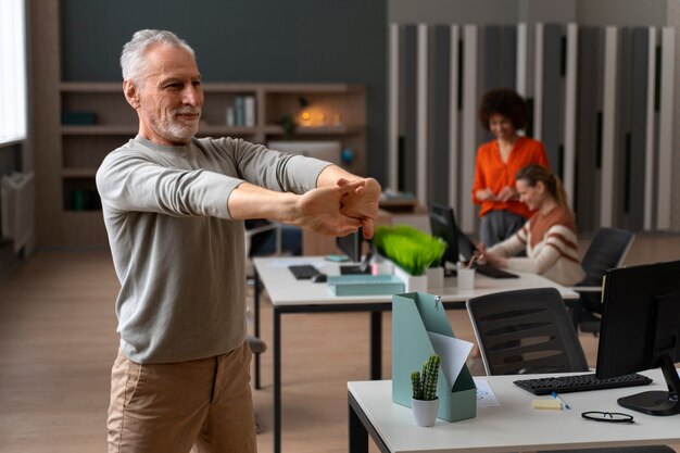 Ergonomia w Biurze: Jak Wybrać Idealne Biurko dla Zdrowia i Wydajności