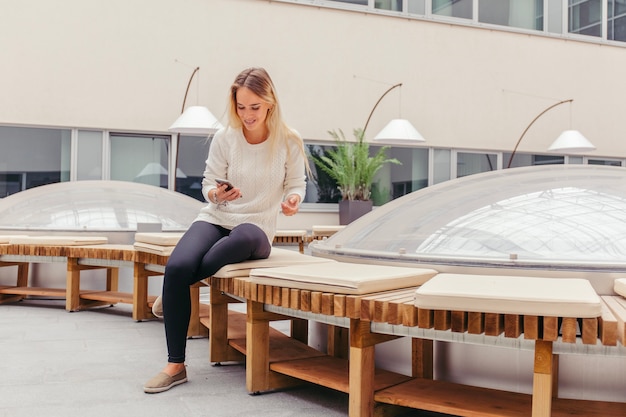 Jak wybrać idealne meble ogrodowe odporne na każdą pogodę?