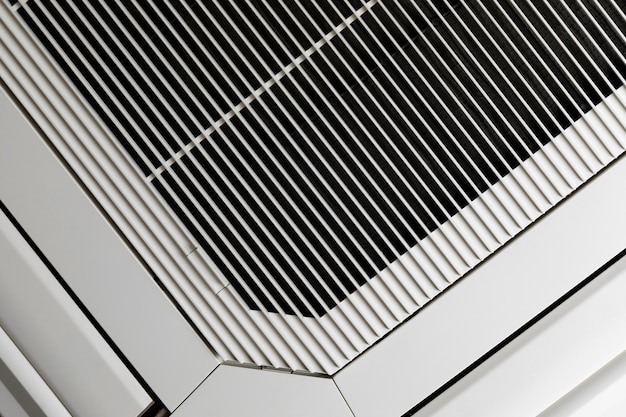 Jakie korzyści dla wnętrza przynosi wybór designerskich kratek wentylacyjnych i kominkowych?