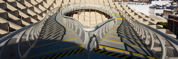 Bezpieczne fundamenty: Jak projektowanie konstrukcji wpływa na trwałość i ochronę budynków