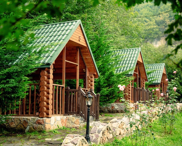 Jak wybrać idealne drewniane elementy małej architektury do Twojego ogrodu?
